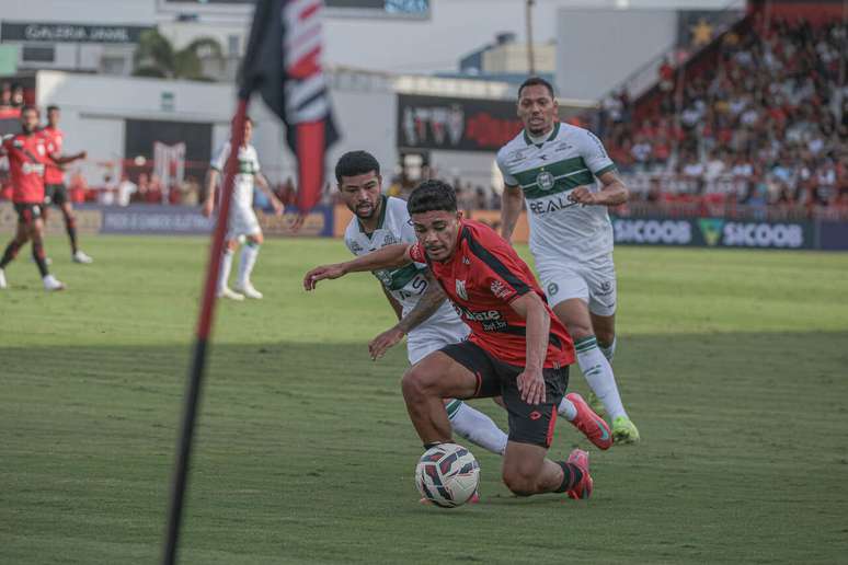 Atlético-GO e Coritiba lutam , mas a bola não entra. Assim, 0 a 0  neste jogo do  Brasileirão da Série B –