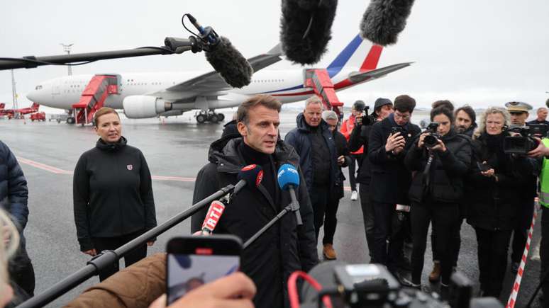 O presidente Emmanuel Macron fala com jornalistas na chegada a Nuuk, na Groenlândia.