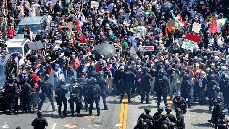 Manifestantes e policiais protagonizaram enfrentamentos em Los Angeles, na Calif&oacute;rnia