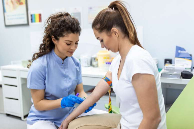 A coleta de sangue é simples e rápida 