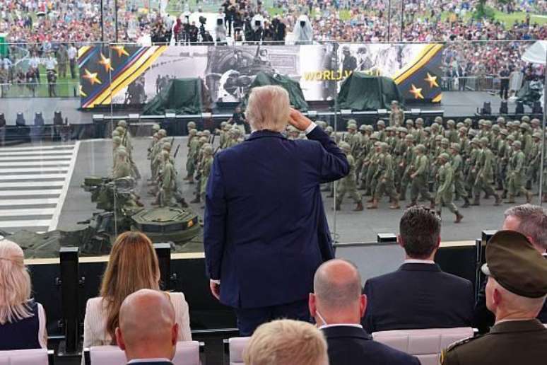 Trump saúda as tropas durante desfile militar em Washington