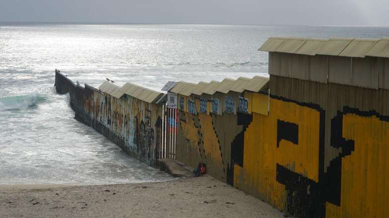 Tijuana e sua cidade irmã, San Diego, são separadas por um muro, que na praia não é apenas um muro, mas também um monumento.