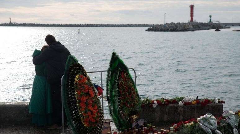 Moradores enlutados do resort de Sochi, no Mar Negro, após desastre aéreo
