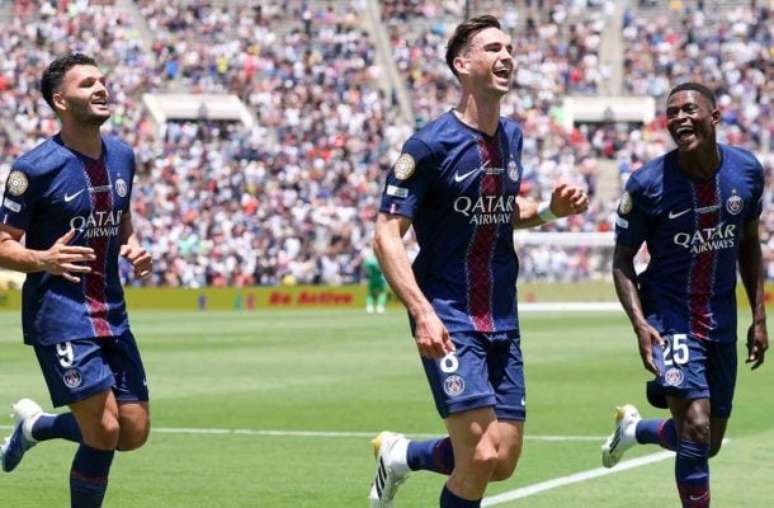 Hakimi ultrapassa a marcação do Atlético e parte para o ataque.