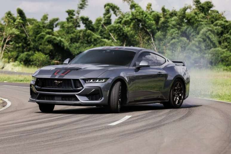 O carro tem até um modo arrancada para você fazer alguma fumaça