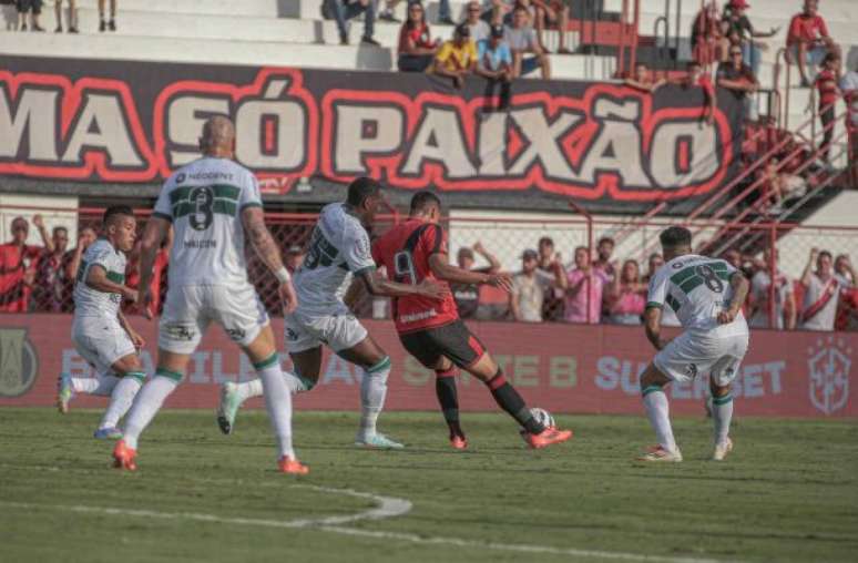 Atlético-GO e Coritiba lutam , mas a bola não entra. Assim, 0 a 0  neste jogo do  Brasileirão da Série B –