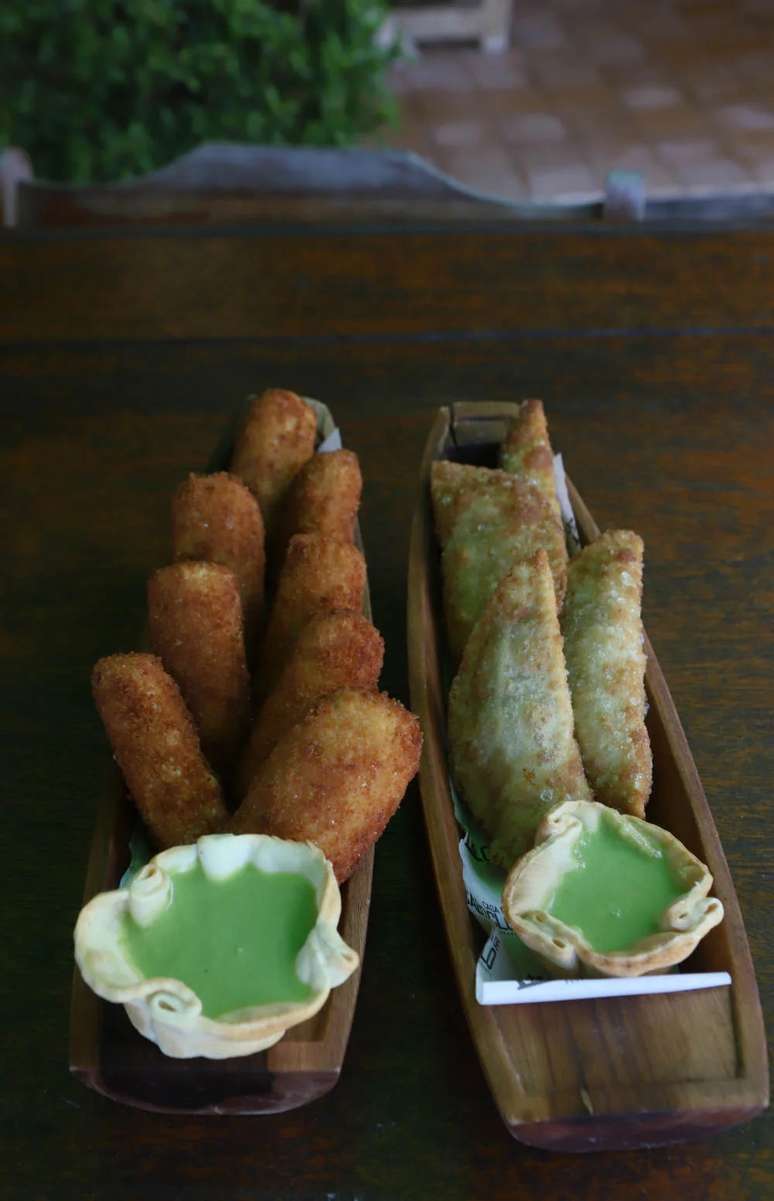 Jiqui de camarão e pastéis de caranguejo 