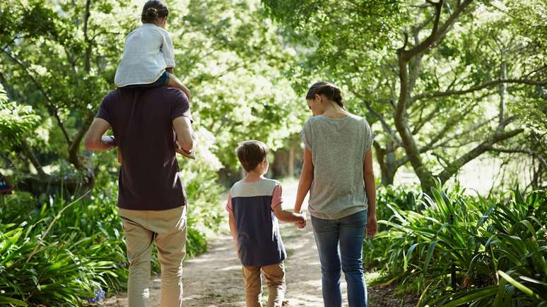 Analistas afirmam que as taxas de fertilidade estão caindo, em grande parte, porque as pessoas se sentem incapazes de criar as famílias que desejariam ter