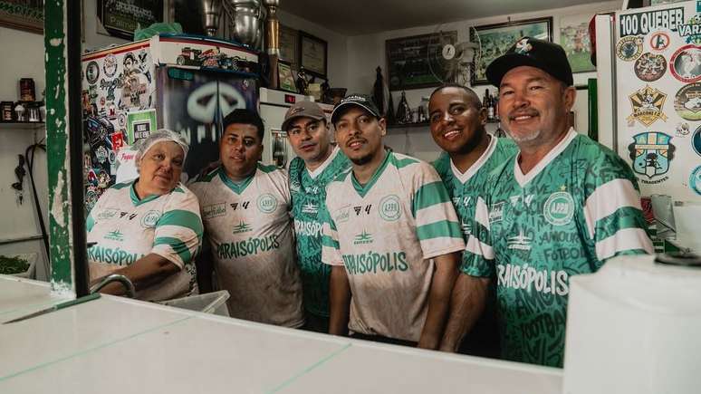 Bar é a sede do Palmeirinha em Paraisópolis. À direita, o diretor Carlos Santana, que é santista e tem dúvidas sobre o Palmeiras no Mundial.