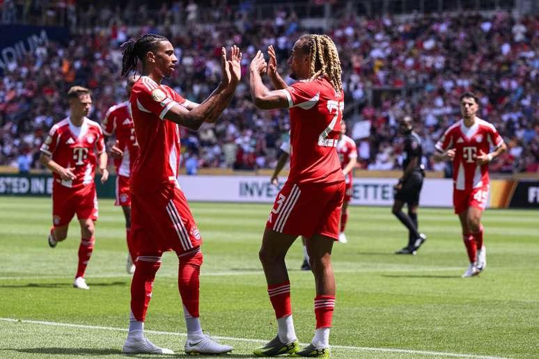 Oliseh comemora gol do Bayern de Munique contra o Auckland