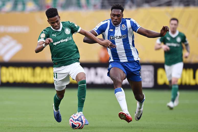Estêvão tenta lance contra o Porto