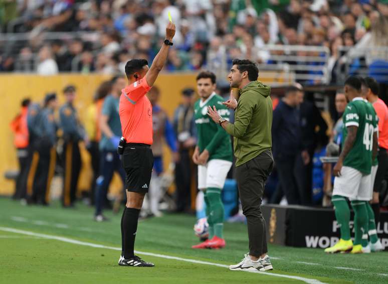 Abel Ferreira tomou cartão amarelo