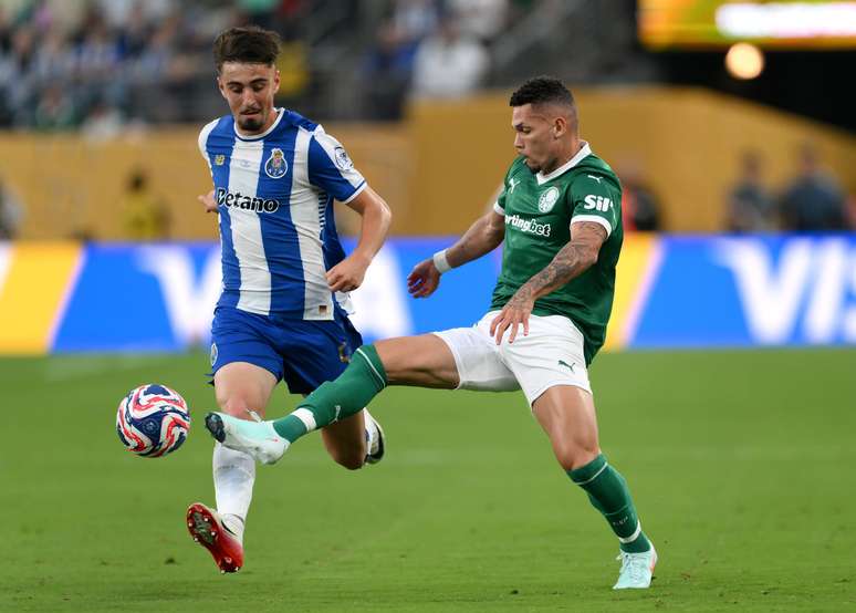 Paulinho na estreia contra o Porto