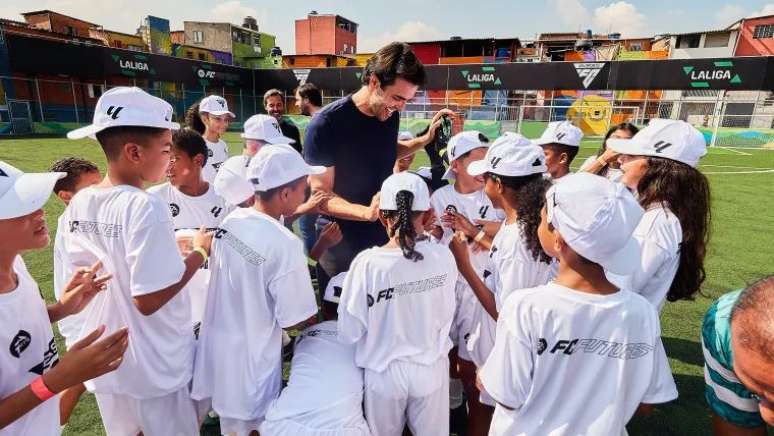 Kaká em inauguração da reforma da Arena Palmeirinha, em maio. Iniciativa internacional que revitaliza campos e quadras escolheu Paraisópolis.