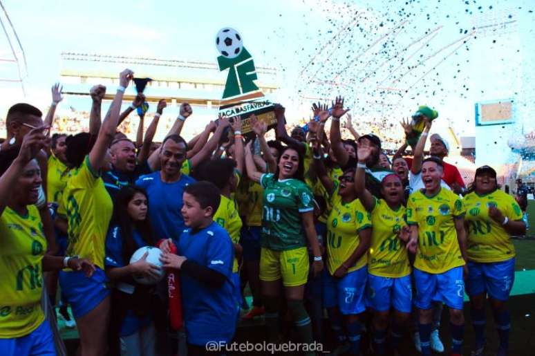 Time feminino de Paraisópolis vence a Taça das Favelas de 2022. É um dos muitos troféus em exibição na loja do Palmeirinha.