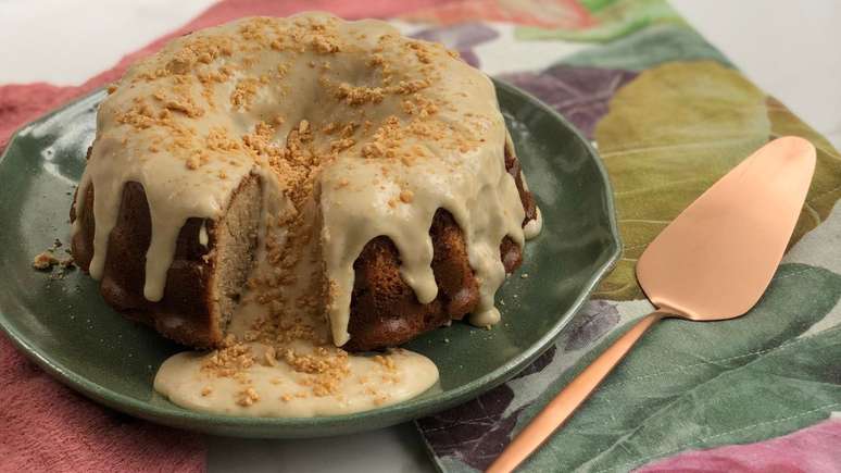 A Renatta Murtinho, que trabalha com Gastronomia Saudável, nos ensinou uma receita de bolo de vulcão de paçoca sem glúten e sem lactose