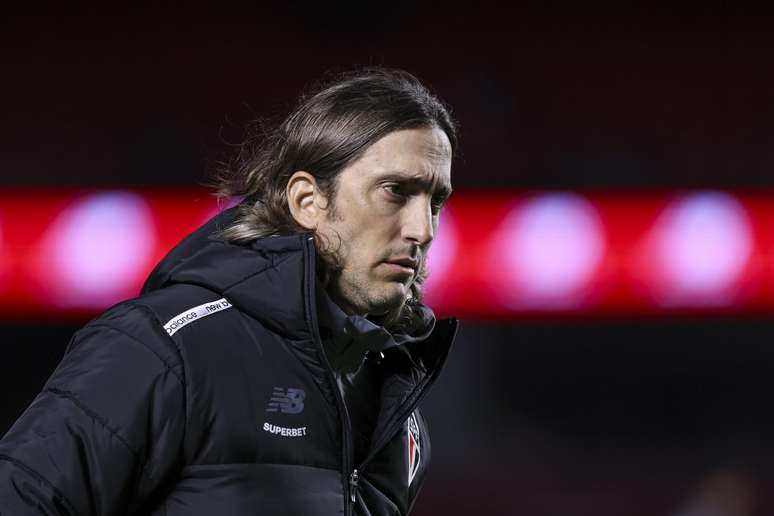 Segundo informações do portal GE, o técnico Luis Zubeldia, do São Paulo, pode ter sua saída oficializada nesta segunda-fera (16) (Photo by Ricardo Moreira/Getty Images)