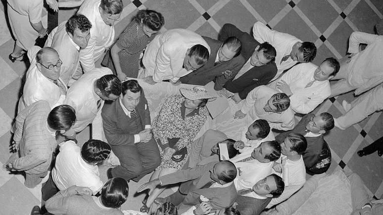 Em foto de 1942, Welles aparece cercado por jornalistas em sua chegada ao Rio