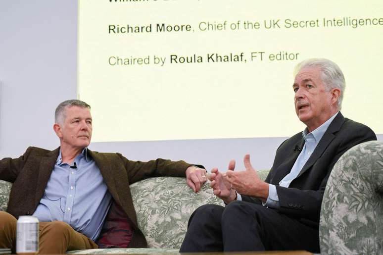 Richard Moore, atual chefe do MI6 e o ent&atilde;o diretor da CIA, William Burns, alertaram sobre novas amea&ccedil;as globais