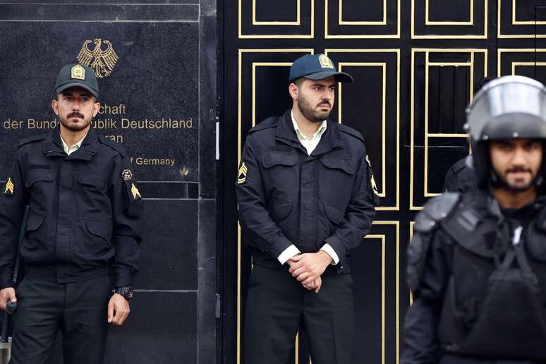Policiais iranianos em frente à Embaixada da Alemanha em Teerã, em foto de arquivo