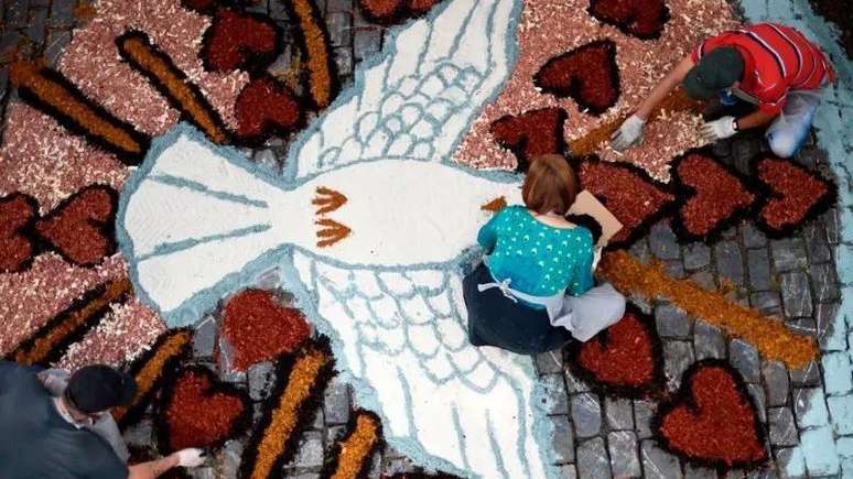 Os tapetes de Corpus Christi s&atilde;o uma tradi&ccedil;&atilde;o popular comum em v&aacute;rias cidades do Brasil