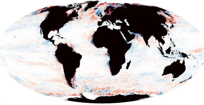 As regiões em vermelho indicam áreas onde o oceano está escurecendo e as de azul onde ele está clareando