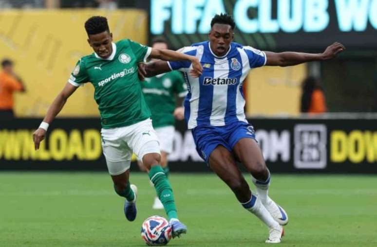 Mora tenta a finalização, mesmo com marcação triplados palmeirenses.