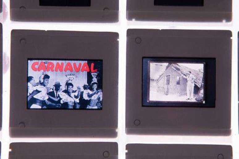 Slides mostrando Grande Otelo e dan&ccedil;arinos do Cassino da Urca e uma foto de Orson Welles ao lado de casa em uma favela do Rio