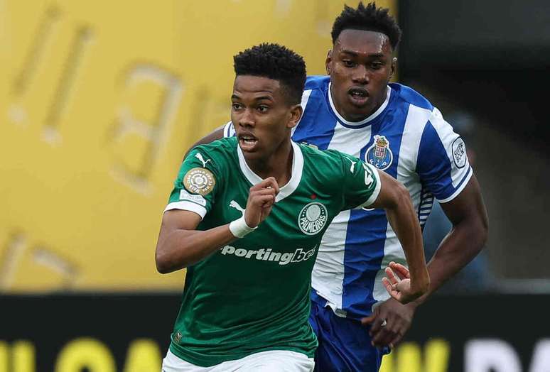 Estêvão e Samu na luta pela bola durante Palmeiras 0x0 Porto –