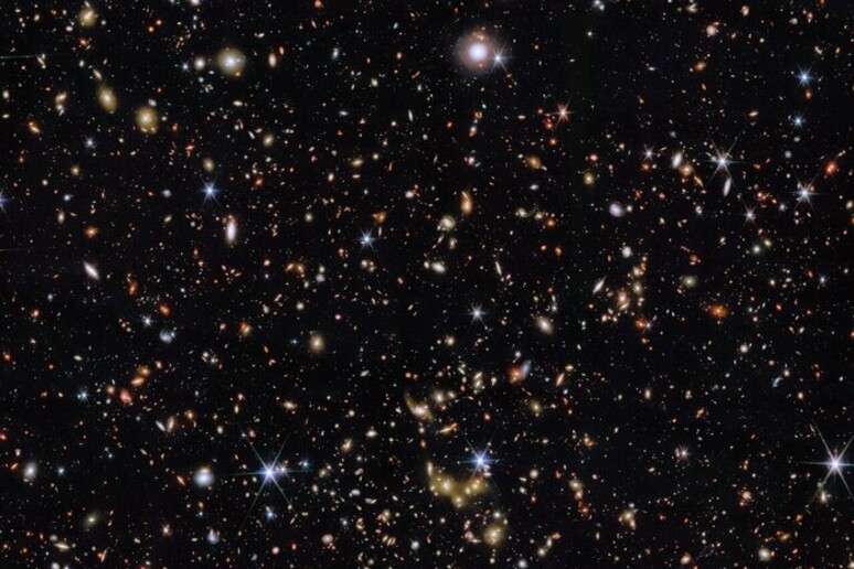 Telescópio Espacial James Webb foi o responsável pela imagem que mostra quase 800 mil galáxias