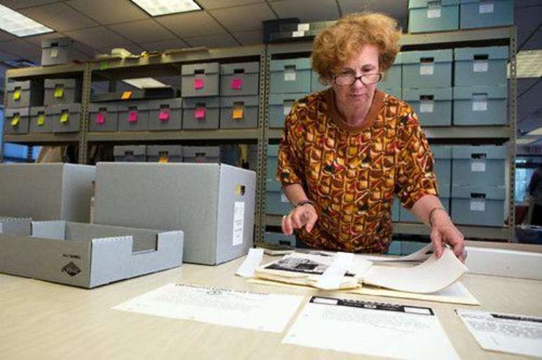 Catherine Benamou organizando arquivos com obra de Welles; ela diz que h&aacute; material de valor 'inc&aacute;lcul&aacute;vel' nunca visto pelo p&uacute;blico