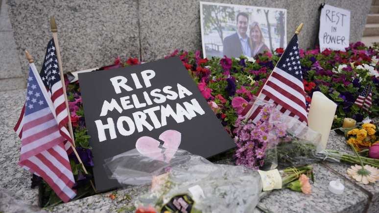 Homenagem à deputada estadual Melissa Hortman, morta neste sábado (14) no Minnesota