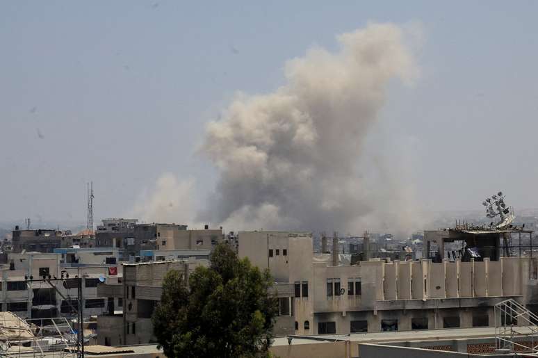 Fumaça após ataques de Israel em Khan Younis, sul de Gaza 16/6/2025 
