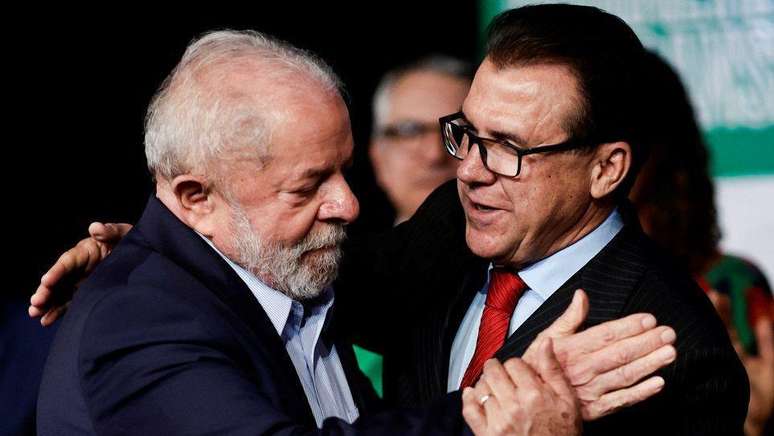Lula e o ministro Luiz Marinho; parlamentares de oposi&ccedil;&atilde;o est&atilde;o negociando com o governo uma contraproposta sobre o trabalho nos feriados