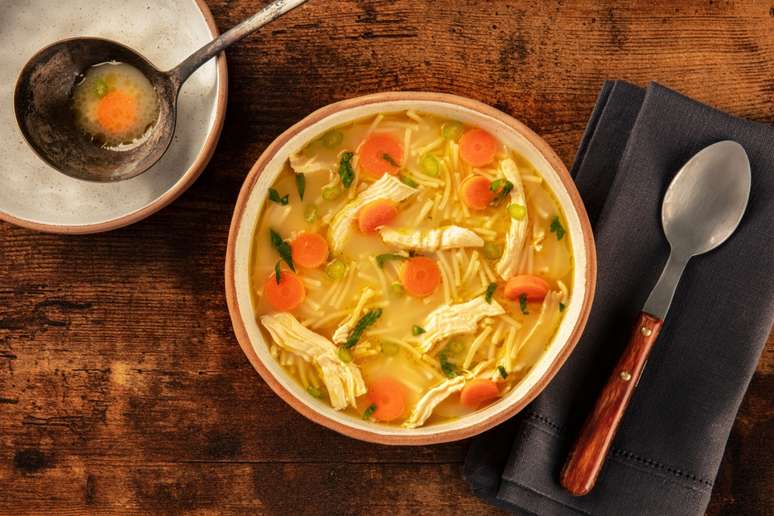 Sopa de frango com macarrão e legumes 