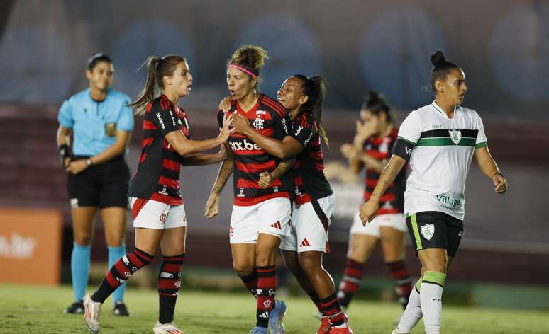 Jogadoras do Flamengo celebram vitória e seguem na briga pelo G4