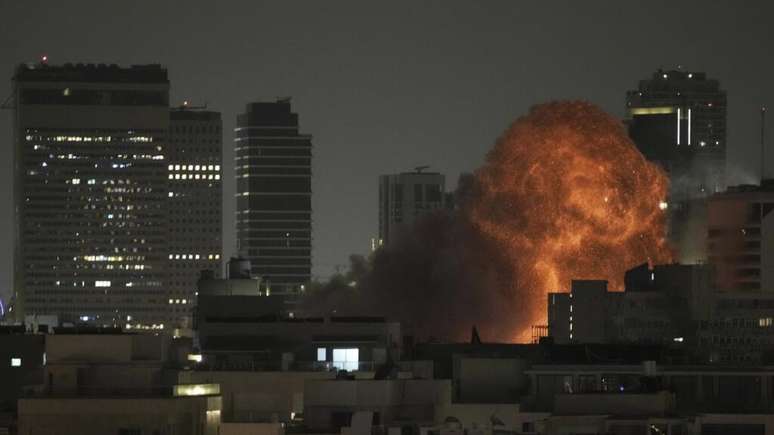 Explosão durante ataque de míssil a Tel Aviv, na noite deste domingo