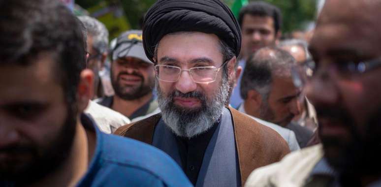 Mojtaba Khamenei, o segundo filho do líder supremo, é amplamente considerado um dos indivíduos mais poderosos da República Islâmica
