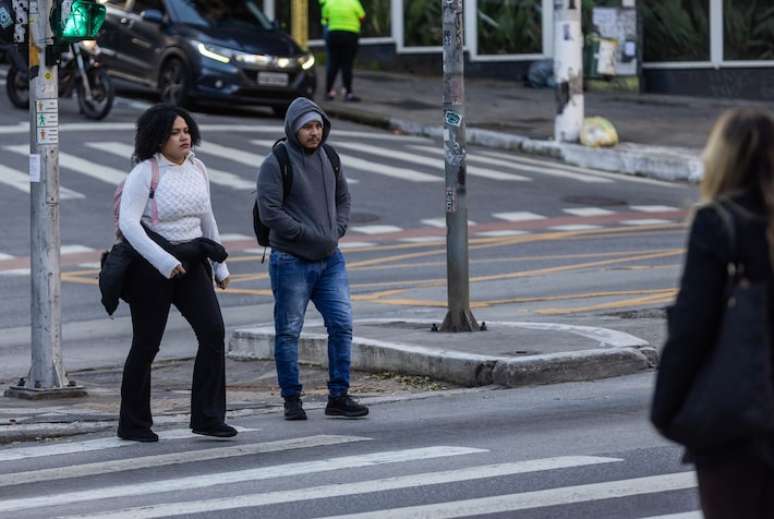 Paulistanos se protegem do frio na região da Avenida Rebouças, em São Paulo.