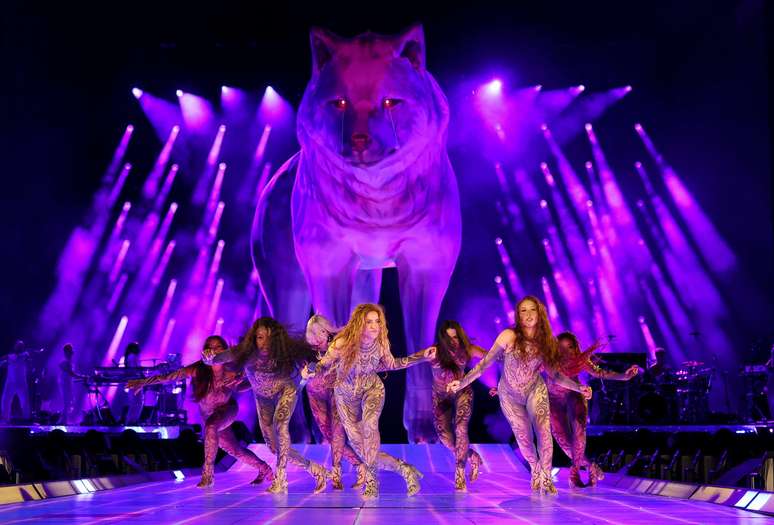 The show ends with Shakira acting under a gigantic statue of a wolf, who called Isabel The show ends with Shakira acting under a gigantic statue of a wolf, who called Isabel