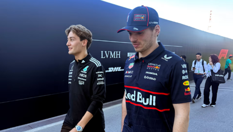 George Russell e Max Verstappen após reunião com os comissários