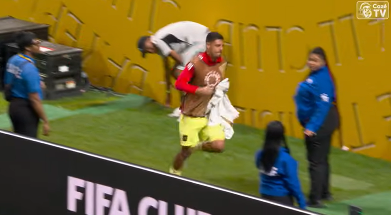 Goleiro do LAFC busca uniforme de Giroud
