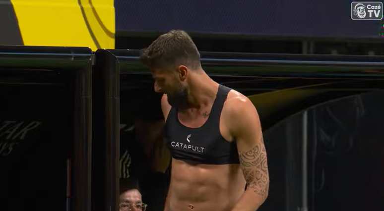 Giroud esquece camisa no vestiário