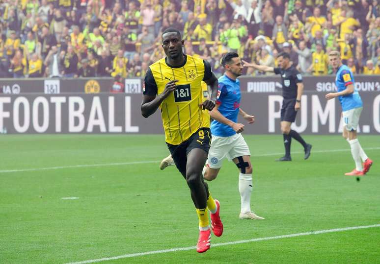 Serhou Guirassy (Borussia Dortmund) celebrando seu gol contra o Holstein