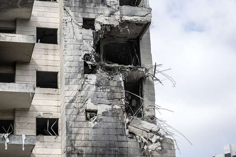 Prédio em Israel fica parcialmente destruído após ataques do Irã