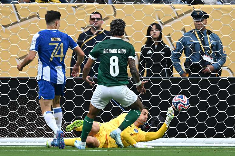 Goleiro do Porto faz milagre e evita gol do Palmeiras