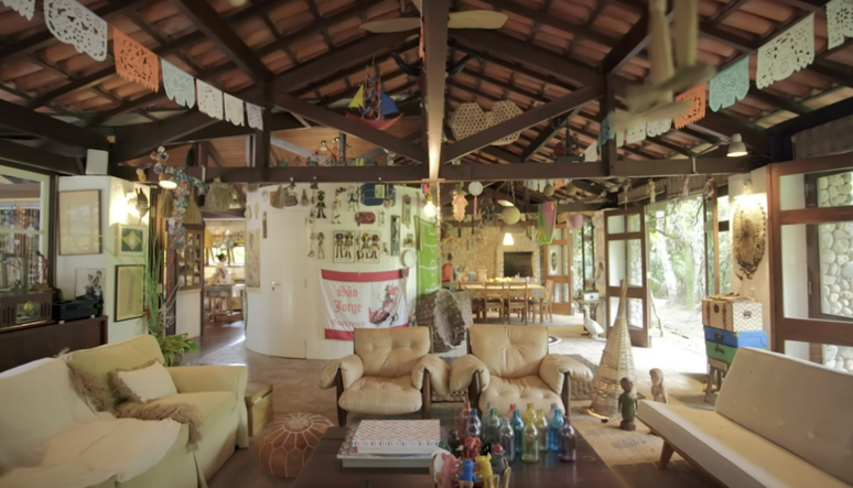 Interior da mans&atilde;o de Regina Cas&eacute; com muitos objetos acumulados pela apresentadora