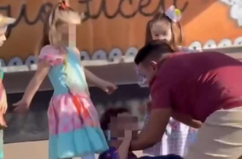 Homem prendeu a criança no chão pelo pescoço
