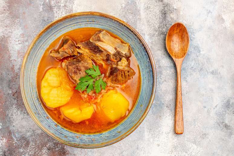 Manioca broth with meat: easy recipe to heat in the cold