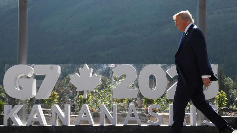 O presidente dos EUA, Donald Trump, caminha para tirar uma foto de família na Cúpula do G7 em Kananaskis, Alberta, Canadá, em 16 de junho de 2025.